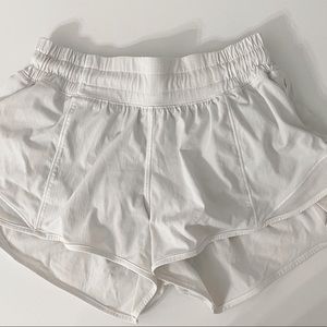 Lululemon hotty hot 2.5 white shorts size 2!